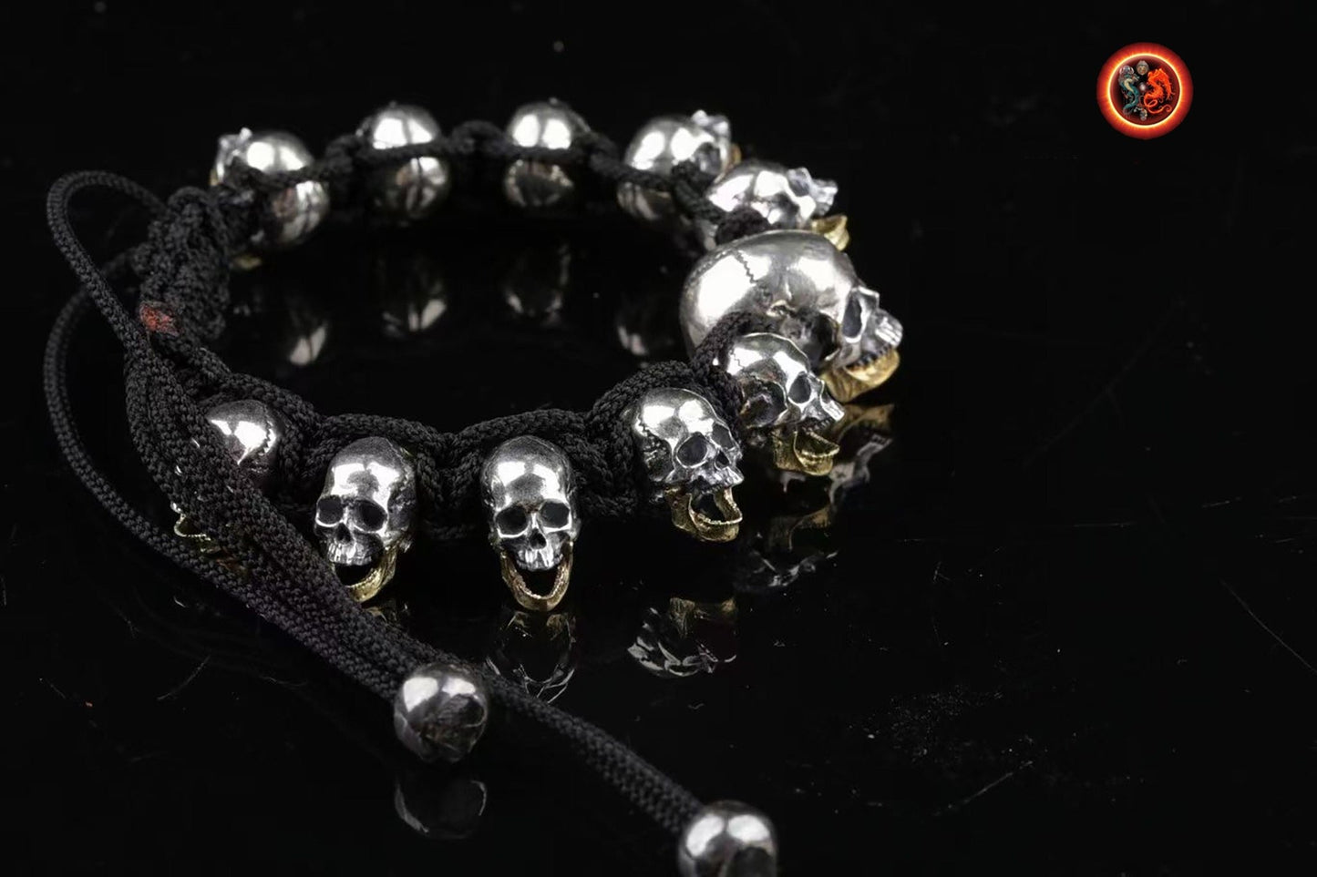 Bracelet cranes, skull. argent 925, mâchoire inférieure mobile en laiton Tressé avec de la corde pour parachute ultra resistante, reglable - obsidian dragon