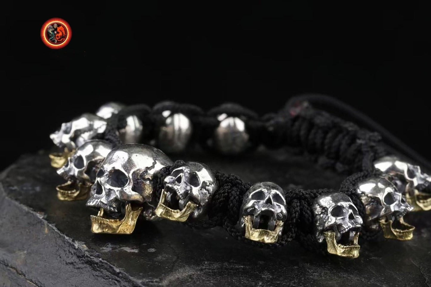 Bracelet cranes, skull. argent 925, mâchoire inférieure mobile en laiton Tressé avec de la corde pour parachute ultra resistante, reglable - obsidian dragon