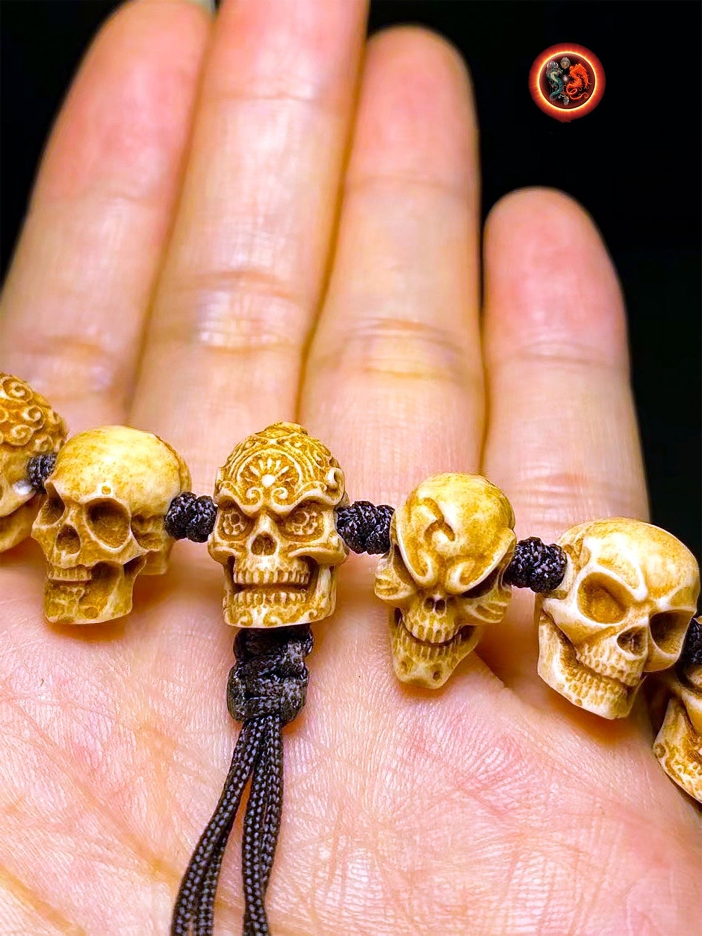 bracelet crânes, skull, tetes de mort. entièrement sculpté artisanalement en bois de cerf, netsuké. Pièce rare. ajustable - obsidian dragon