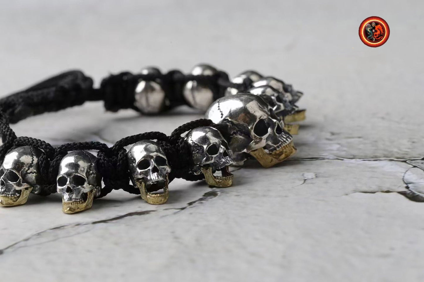 Bracelet cranes, skull. argent 925, mâchoire inférieure mobile en laiton Tressé avec de la corde pour parachute ultra resistante, reglable - obsidian dragon