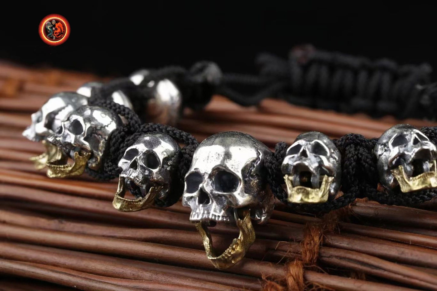 Bracelet cranes, skull. argent 925, mâchoire inférieure mobile en laiton Tressé avec de la corde pour parachute ultra resistante, reglable - obsidian dragon