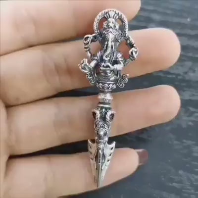Phurba, Pendentif traditionnel. Ganesh trônant sur une Phurba. protection bouddhiste Tantrique Vajrayana. Argent 925