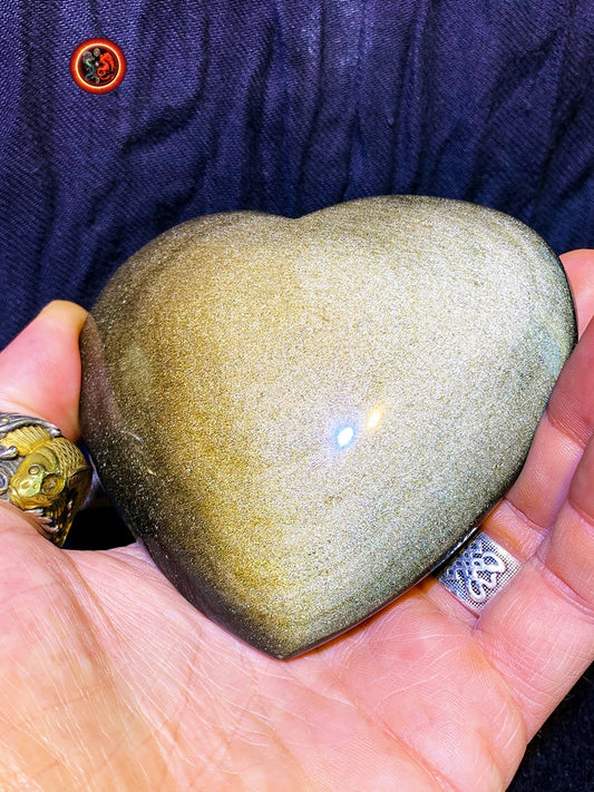 coeur en obsidienne dorée. Originaire du Mexique. Qualité A+ Dimensions de 100/90/34mm poids de 0,315kg - obsidian dragon