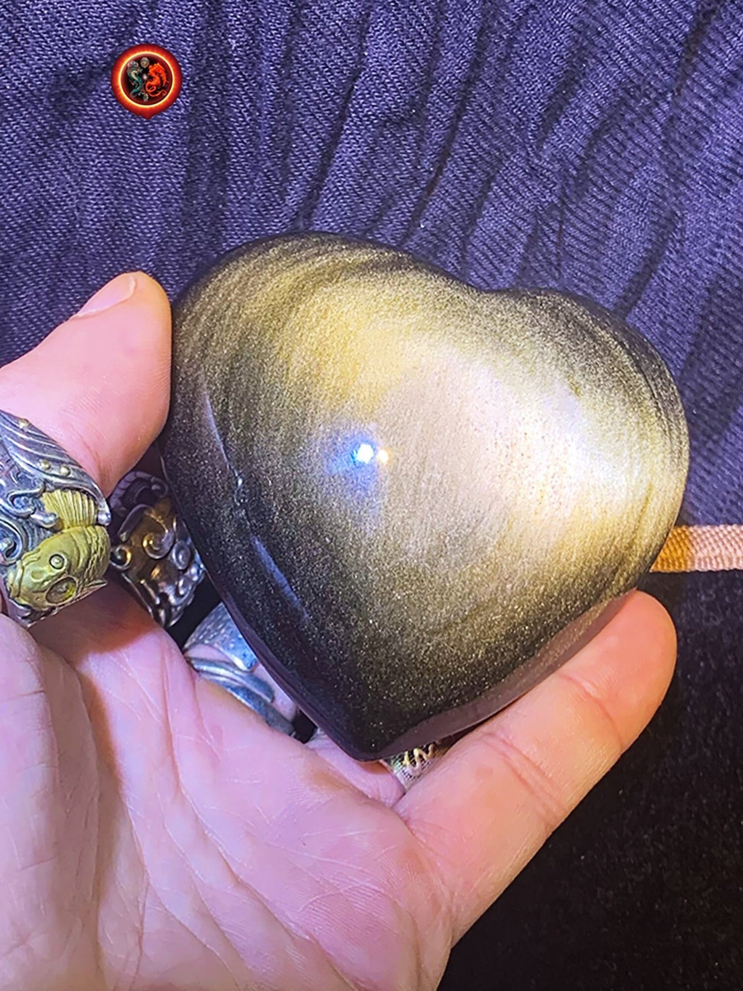 coeur en obsidienne dorée. Originaire du Mexique. Qualité A+ Dimensions de 85/80/42mm poids de 0,257kg - obsidian dragon