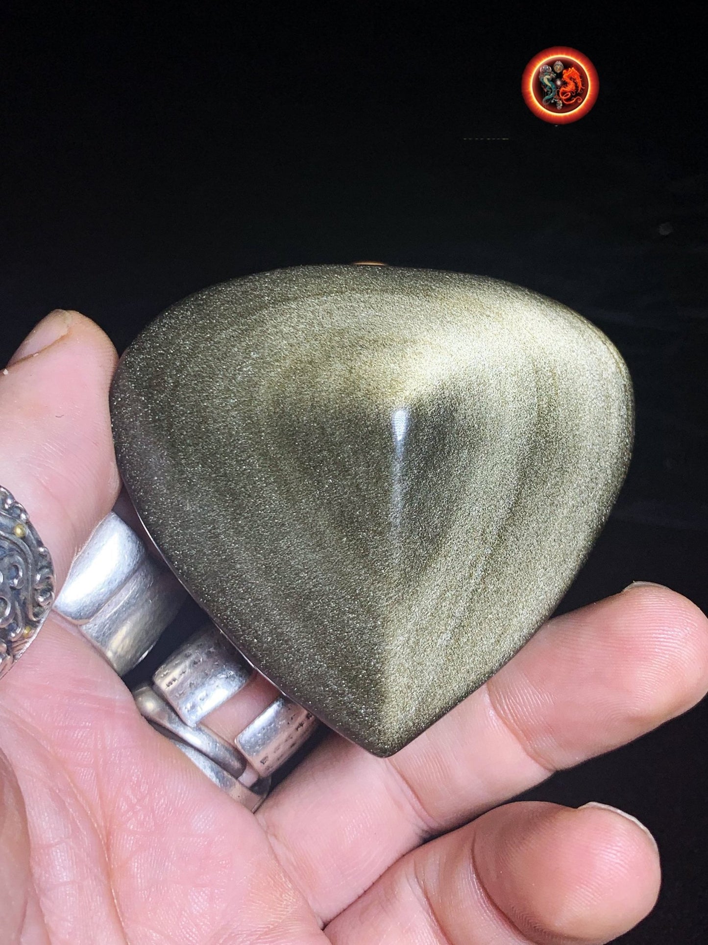 coeur en obsidienne dorée. Originaire du Mexique. Qualité A+ Dimensions de 59/68/32mm poids de 0,142kg - obsidian dragon