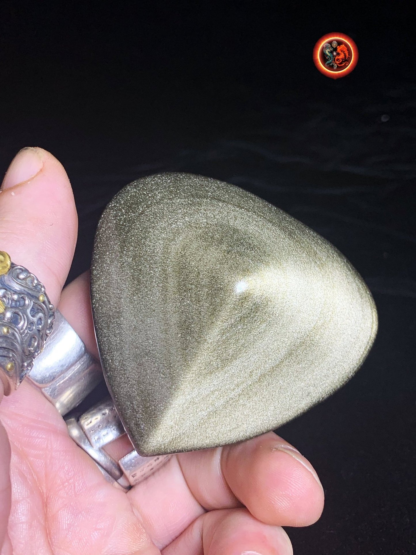 coeur en obsidienne dorée. Originaire du Mexique. Qualité A+ Dimensions de 59/68/32mm poids de 0,142kg - obsidian dragon