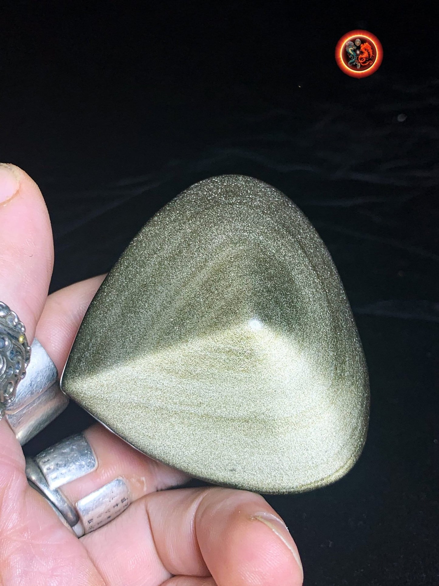 coeur en obsidienne dorée. Originaire du Mexique. Qualité A+ Dimensions de 59/68/32mm poids de 0,142kg - obsidian dragon