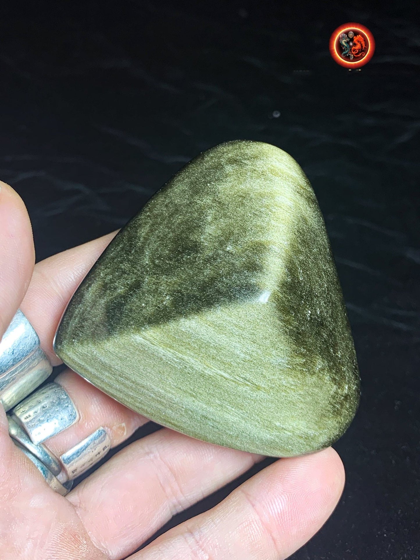 coeur en obsidienne dorée. Originaire du Mexique. Qualité A+ Dimensions de 64/71/32mm poids de 0,149kg - obsidian dragon
