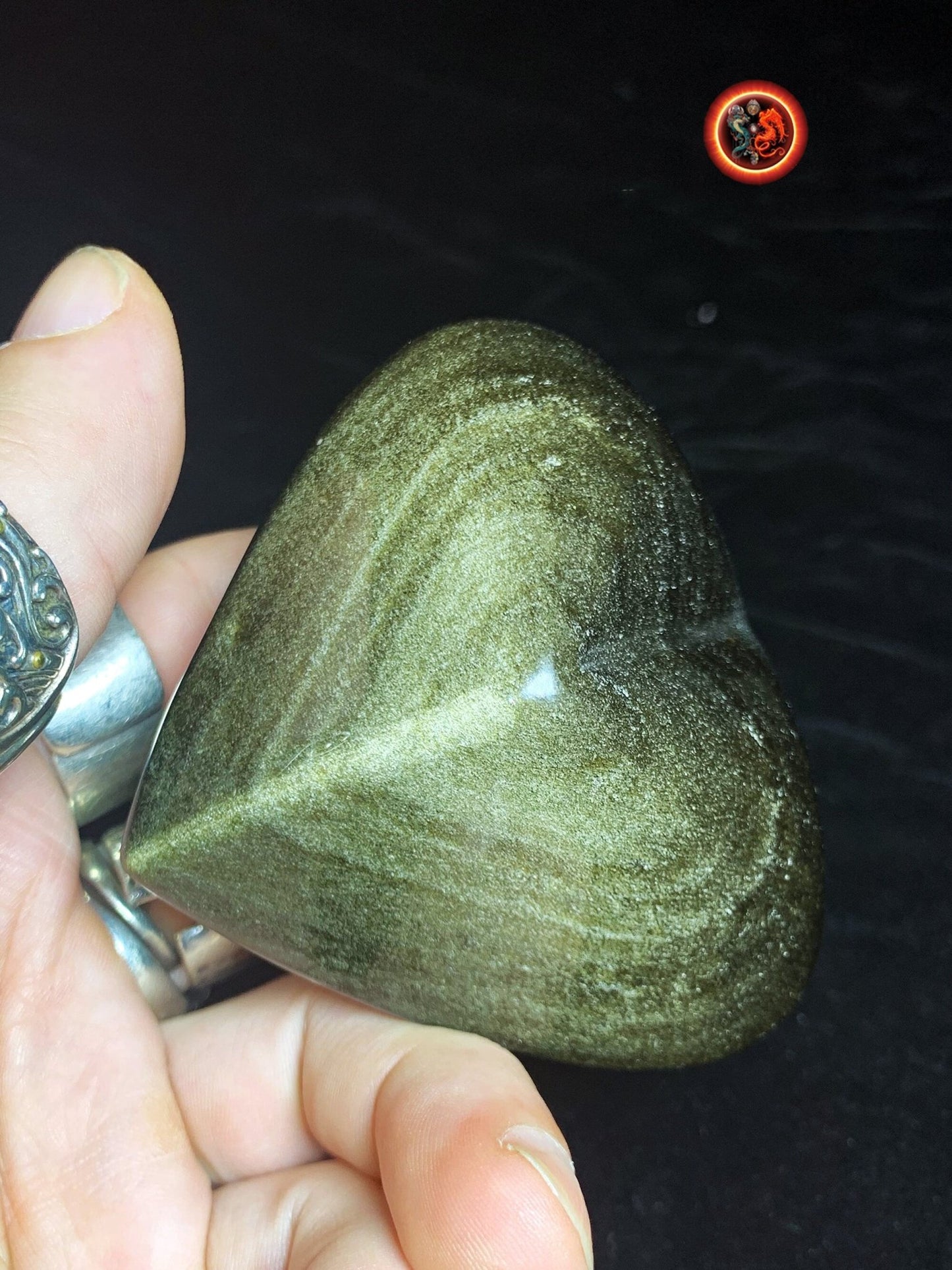 coeur en obsidienne dorée. Originaire du Mexique. Qualité A+ Dimensions de 56/76/46mm poids de 0,246kg - obsidian dragon