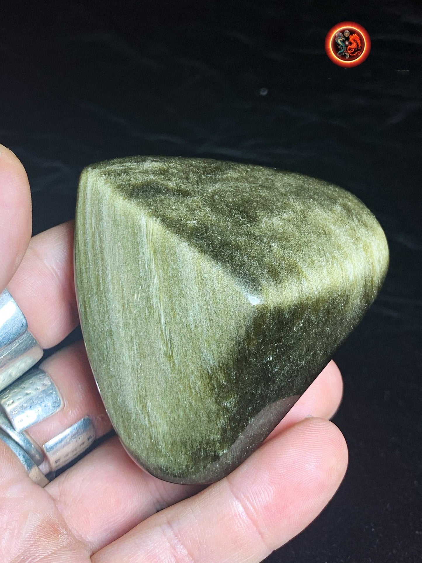 coeur en obsidienne dorée. Originaire du Mexique. Qualité A+ Dimensions de 64/71/32mm poids de 0,149kg - obsidian dragon
