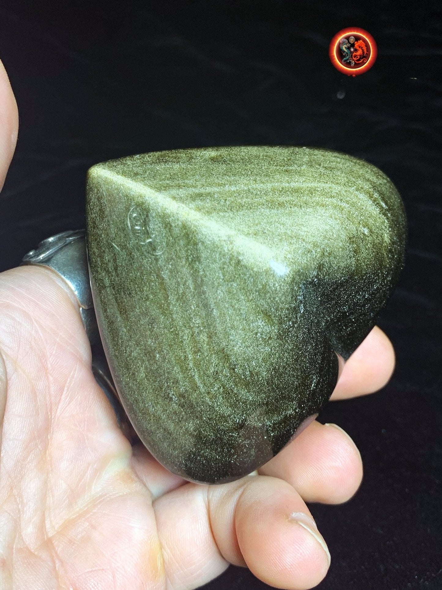 coeur en obsidienne dorée. Originaire du Mexique. Qualité A+ Dimensions de 56/76/46mm poids de 0,246kg - obsidian dragon