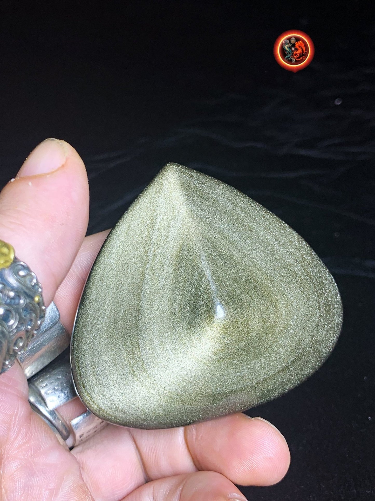 coeur en obsidienne dorée. Originaire du Mexique. Qualité A+ Dimensions de 59/68/32mm poids de 0,142kg - obsidian dragon