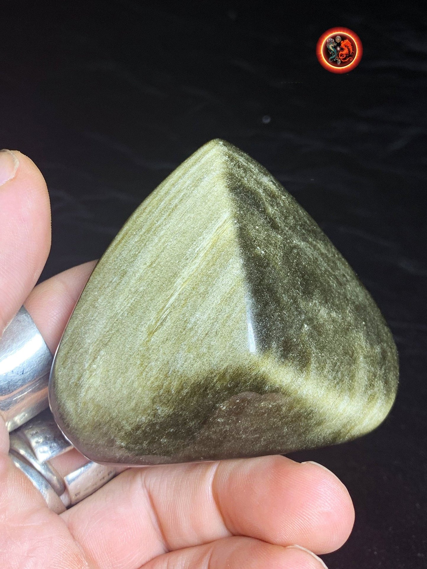 coeur en obsidienne dorée. Originaire du Mexique. Qualité A+ Dimensions de 64/71/32mm poids de 0,149kg - obsidian dragon