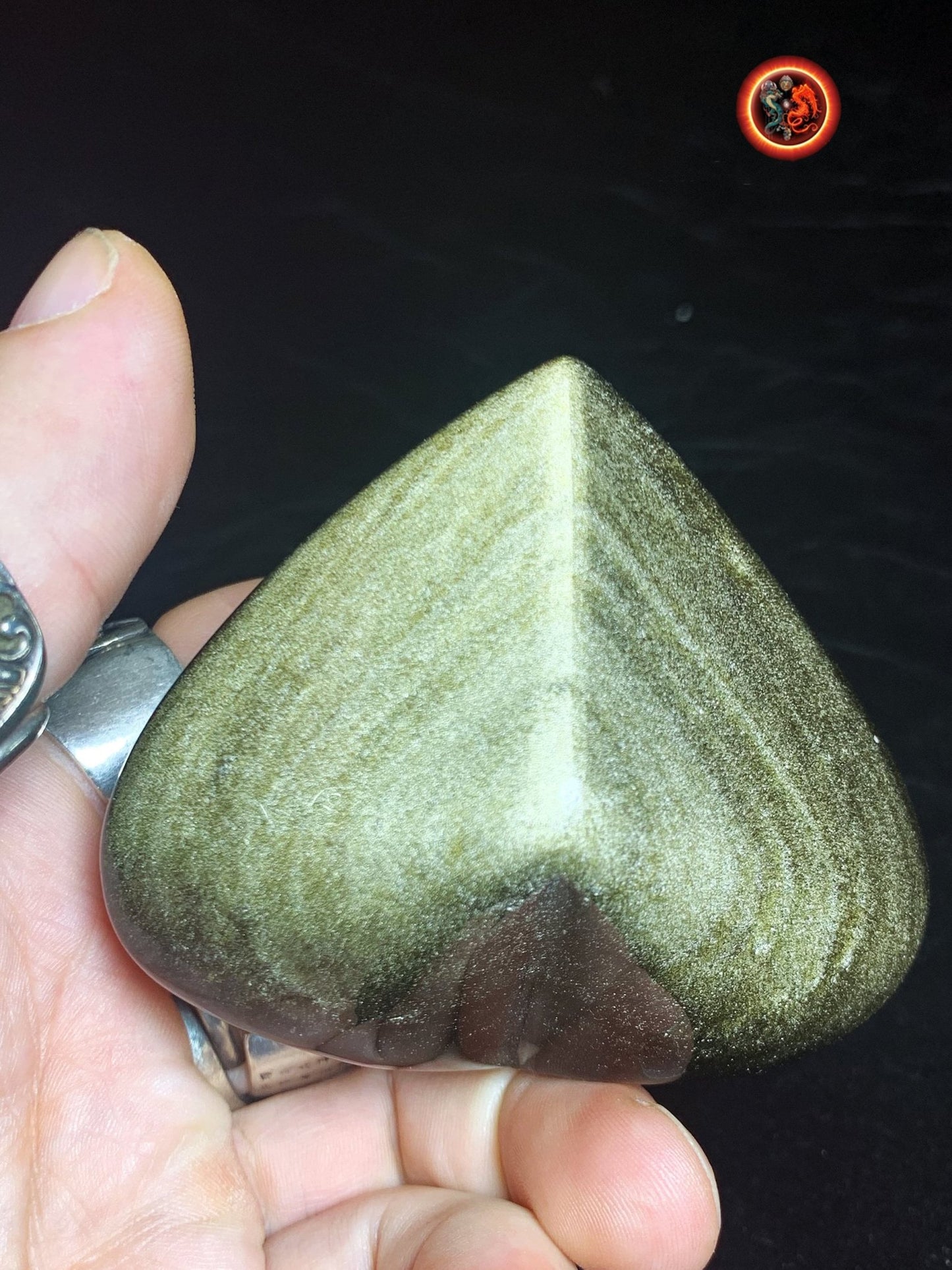 coeur en obsidienne dorée. Originaire du Mexique. Qualité A+ Dimensions de 56/76/46mm poids de 0,246kg - obsidian dragon
