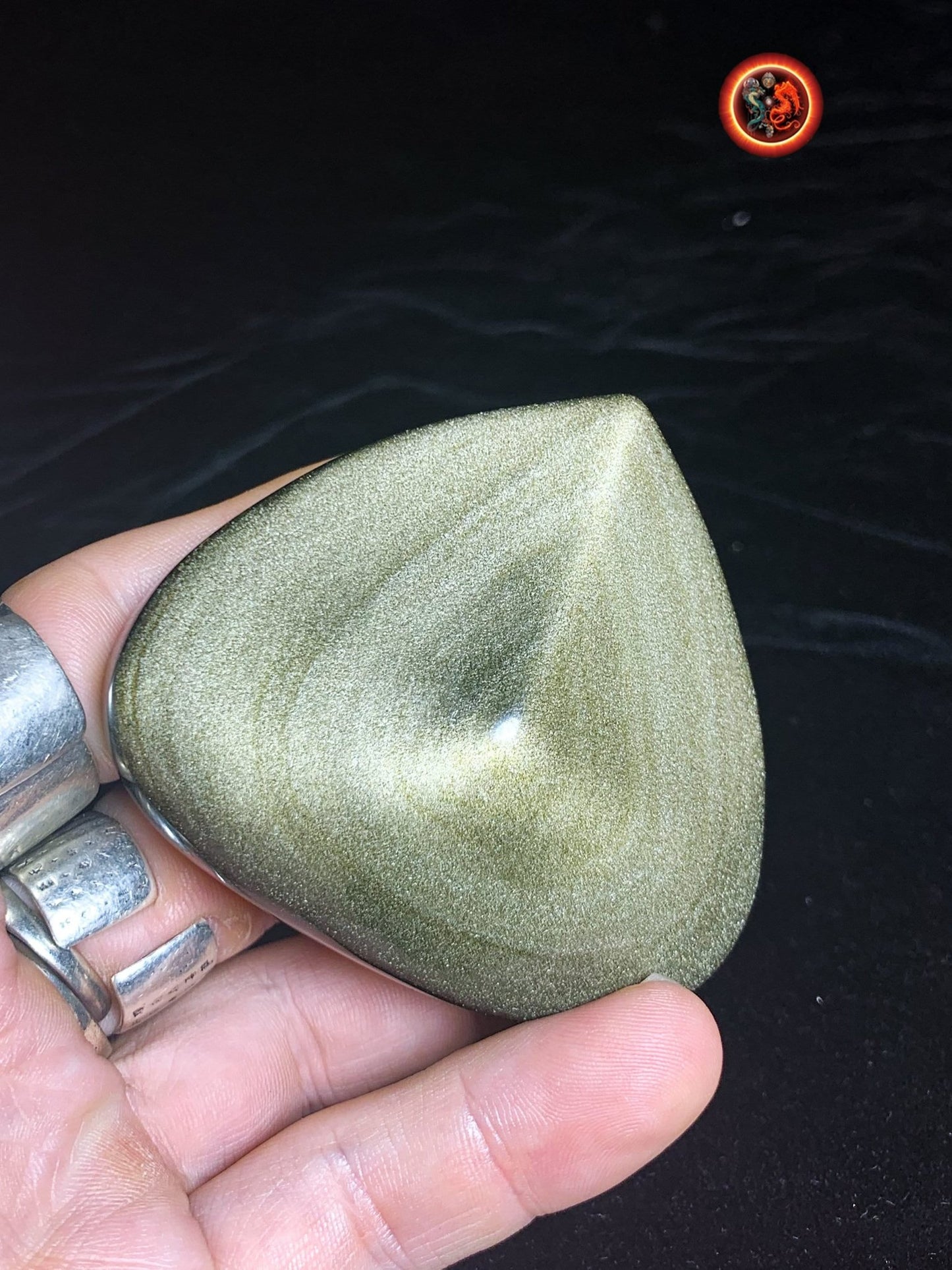 coeur en obsidienne dorée. Originaire du Mexique. Qualité A+ Dimensions de 59/68/32mm poids de 0,142kg - obsidian dragon