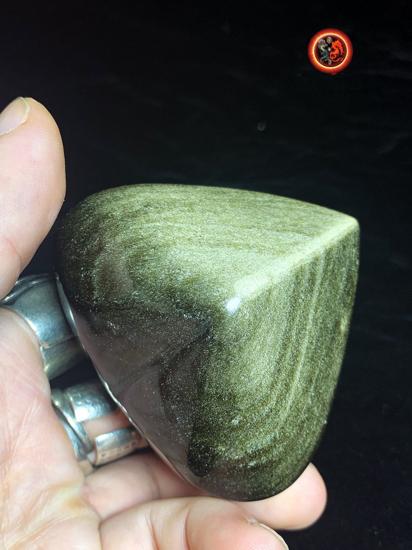 coeur en obsidienne dorée. Originaire du Mexique. Qualité A+ Dimensions de 56/76/46mm poids de 0,246kg - obsidian dragon