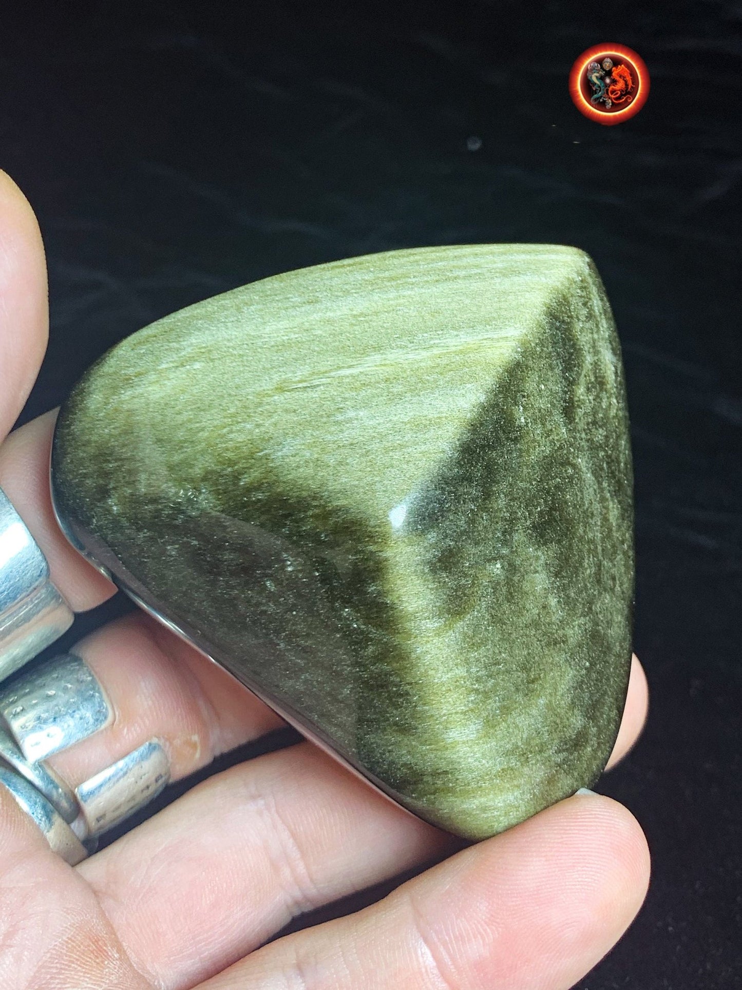 coeur en obsidienne dorée. Originaire du Mexique. Qualité A+ Dimensions de 64/71/32mm poids de 0,149kg - obsidian dragon