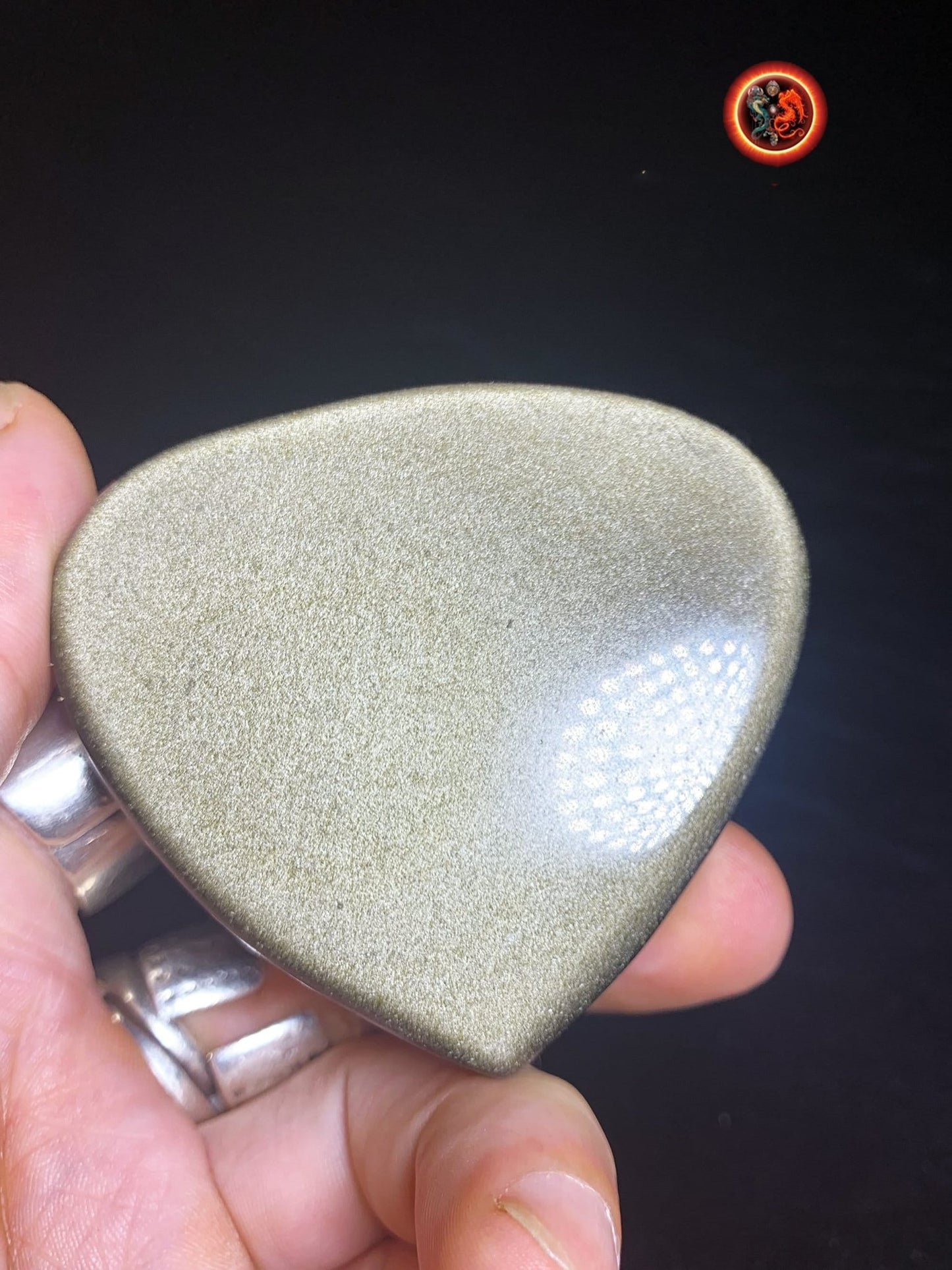 coeur en obsidienne dorée. Originaire du Mexique. Qualité A+ Dimensions de 59/68/32mm poids de 0,142kg - obsidian dragon