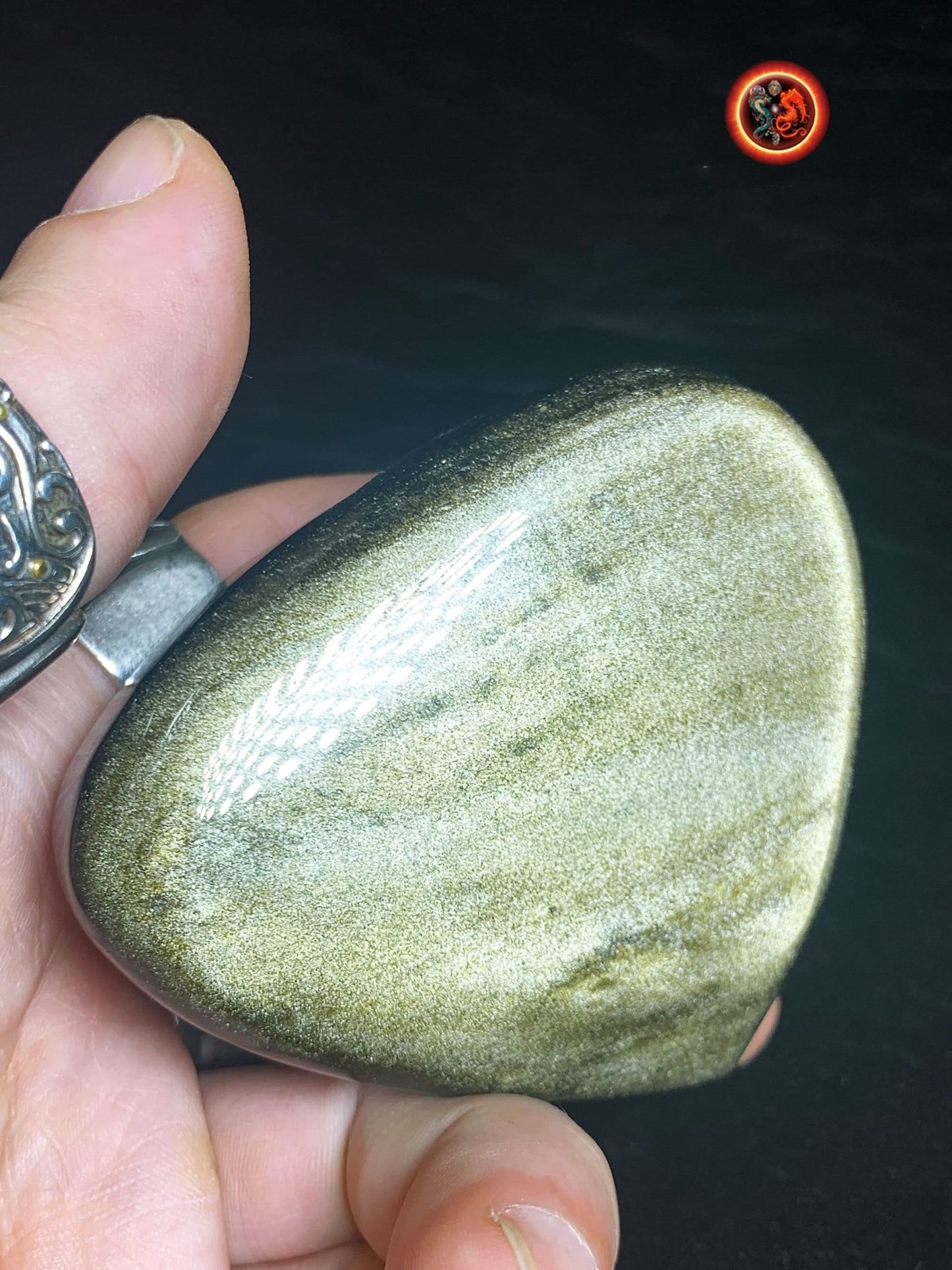 coeur en obsidienne dorée. Originaire du Mexique. Qualité A+ Dimensions de 56/76/46mm poids de 0,246kg - obsidian dragon