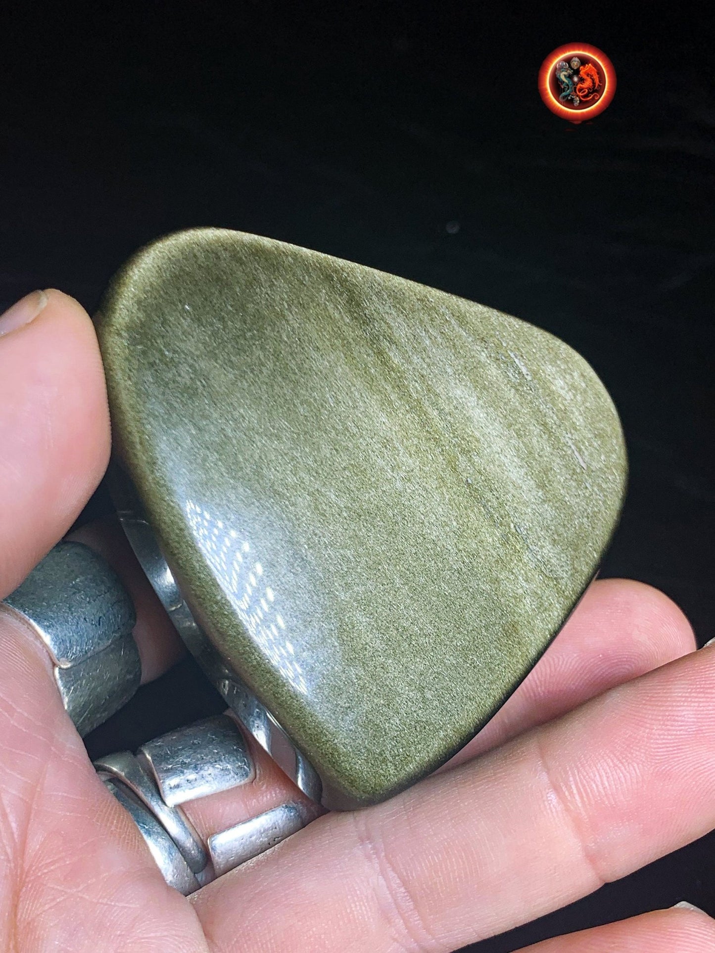 coeur en obsidienne dorée. Originaire du Mexique. Qualité A+ Dimensions de 64/71/32mm poids de 0,149kg - obsidian dragon