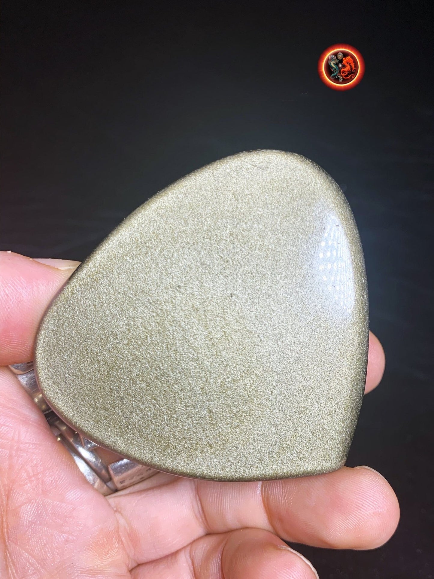 coeur en obsidienne dorée. Originaire du Mexique. Qualité A+ Dimensions de 59/68/32mm poids de 0,142kg - obsidian dragon