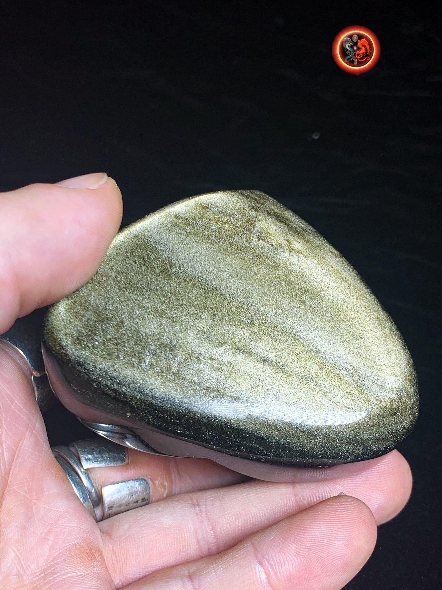 coeur en obsidienne dorée. Originaire du Mexique. Qualité A+ Dimensions de 56/76/46mm poids de 0,246kg - obsidian dragon