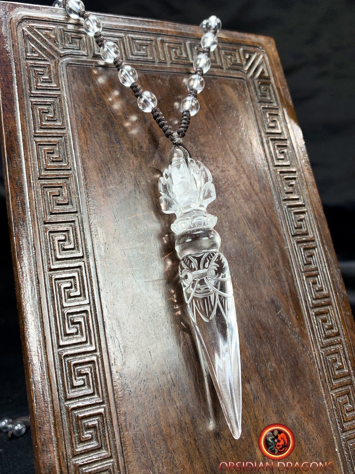 Pendentif dague phurba en cristal de roche, bouddhisme vajrayana. Dague rituelle pour chasser les démons - obsidian dragon