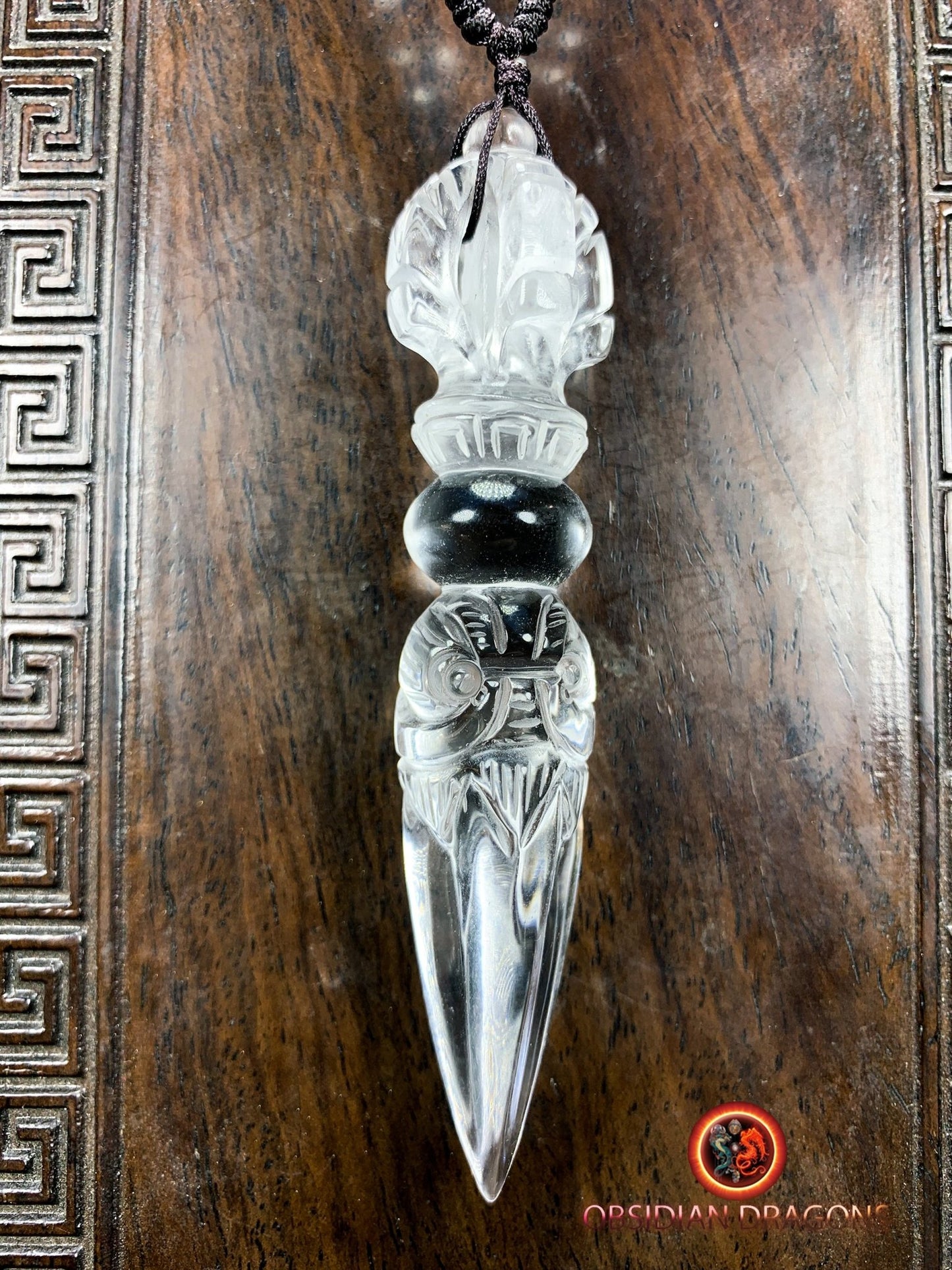 Pendentif dague phurba en cristal de roche, bouddhisme vajrayana. Dague rituelle pour chasser les démons - obsidian dragon