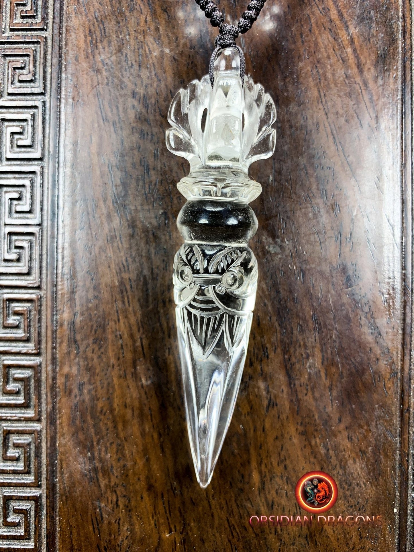 Pendentif dague phurba en cristal de roche, bouddhisme vajrayana. Dague rituelle pour chasser les démons - obsidian dragon
