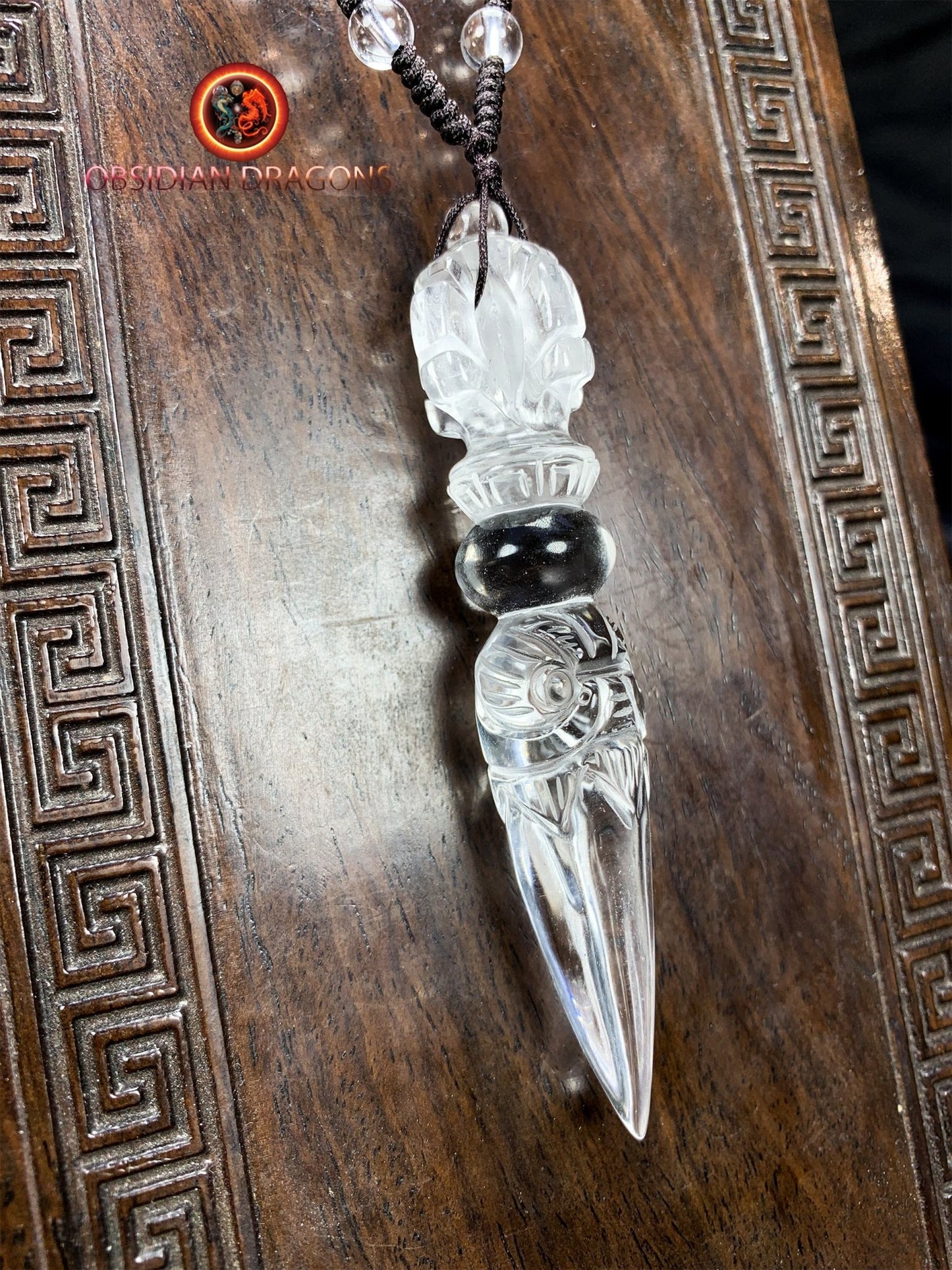 Pendentif dague phurba en cristal de roche, bouddhisme vajrayana. Dague rituelle pour chasser les démons - obsidian dragon