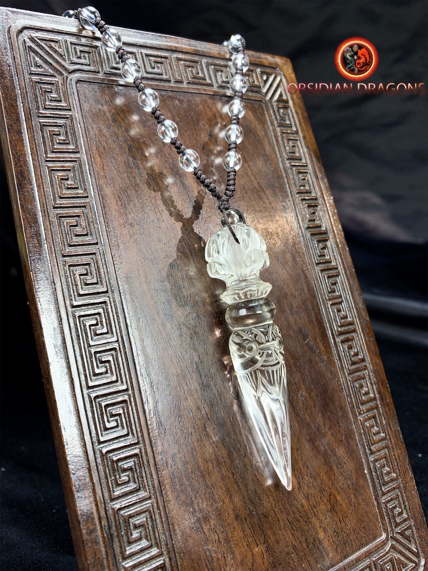 Pendentif dague phurba en cristal de roche, bouddhisme vajrayana. Dague rituelle pour chasser les démons - obsidian dragon