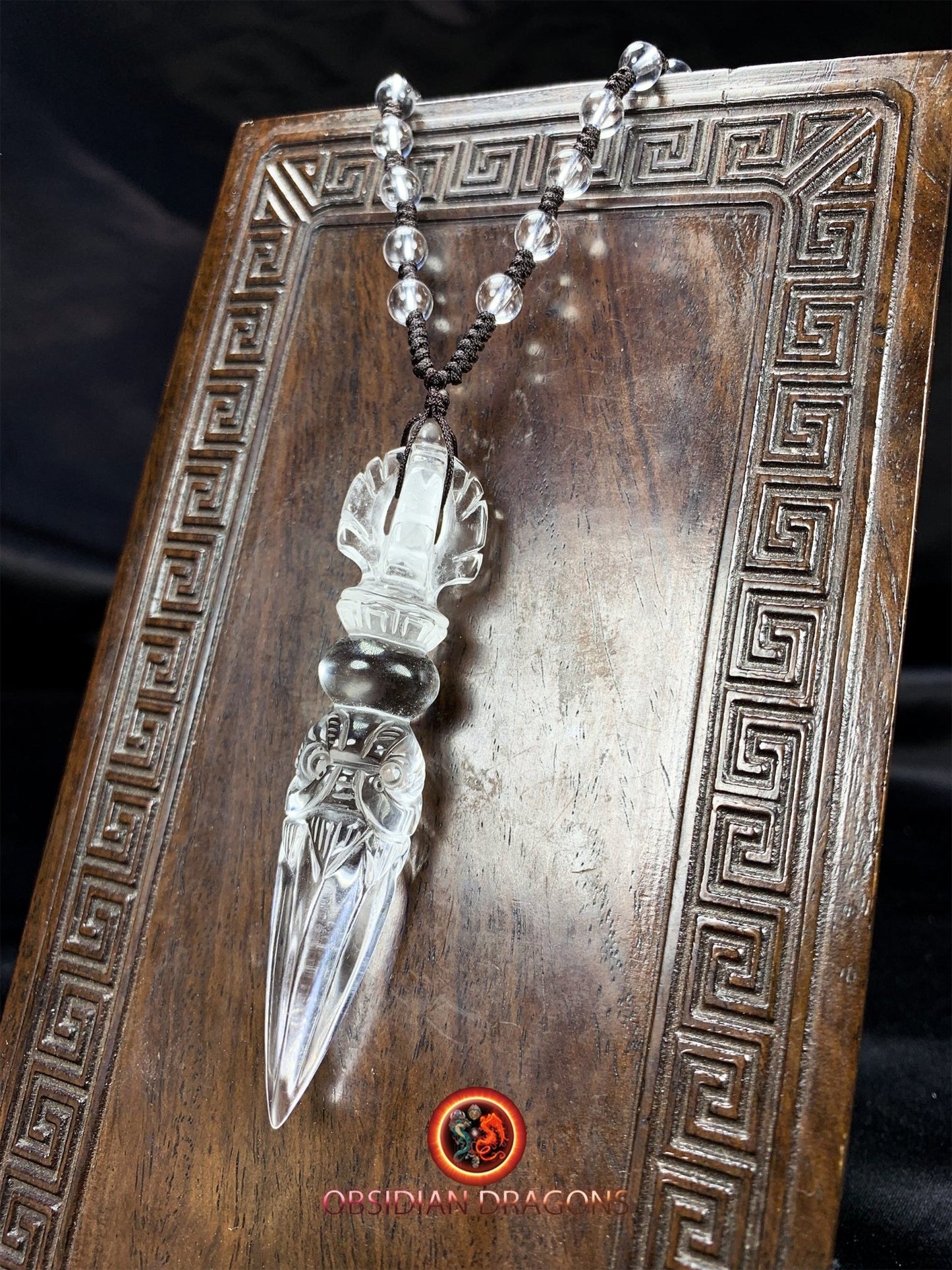 Pendentif dague phurba en cristal de roche, bouddhisme vajrayana. Dague rituelle pour chasser les démons - obsidian dragon