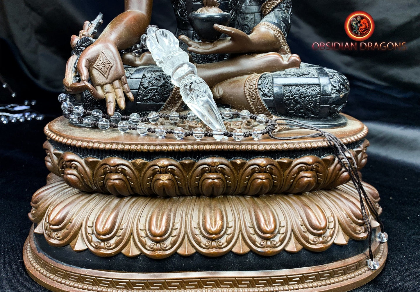 pendentif dague phurba en cristal de roche, bouddhisme vajrayana. Dague rituelle pour chasser les démons - obsidian dragon