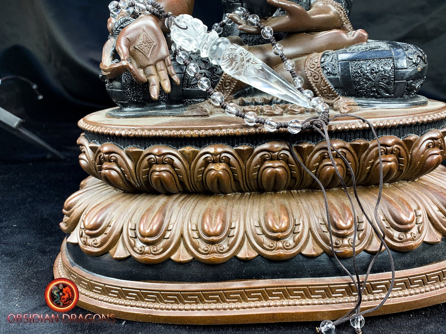 Pendentif dague phurba en cristal de roche, bouddhisme vajrayana. Dague rituelle pour chasser les démons - obsidian dragon
