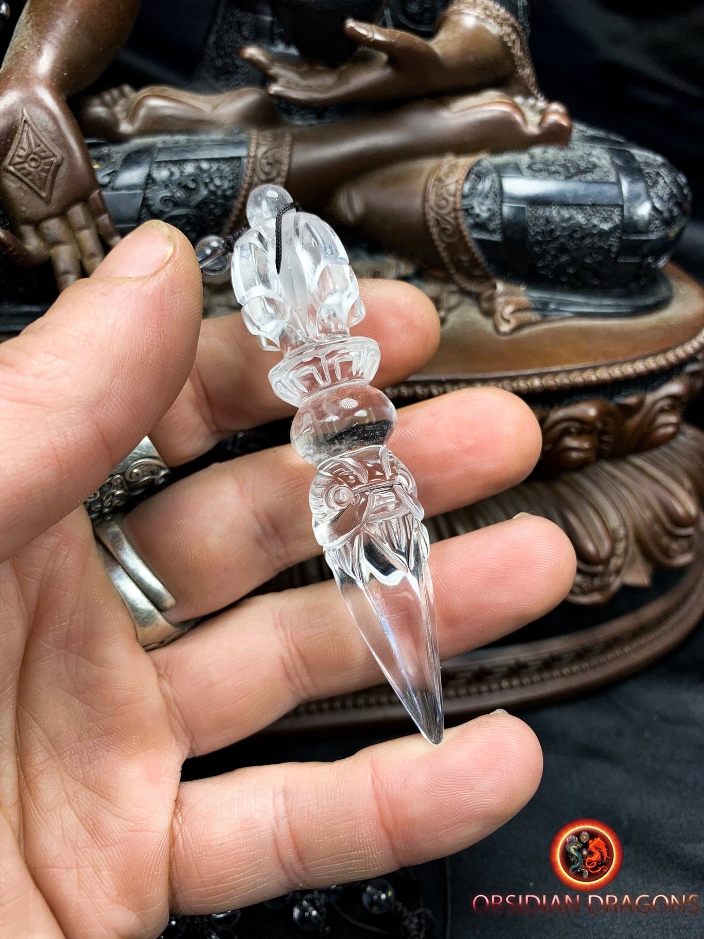 pendentif dague phurba en cristal de roche, bouddhisme vajrayana. Dague rituelle pour chasser les démons - obsidian dragon