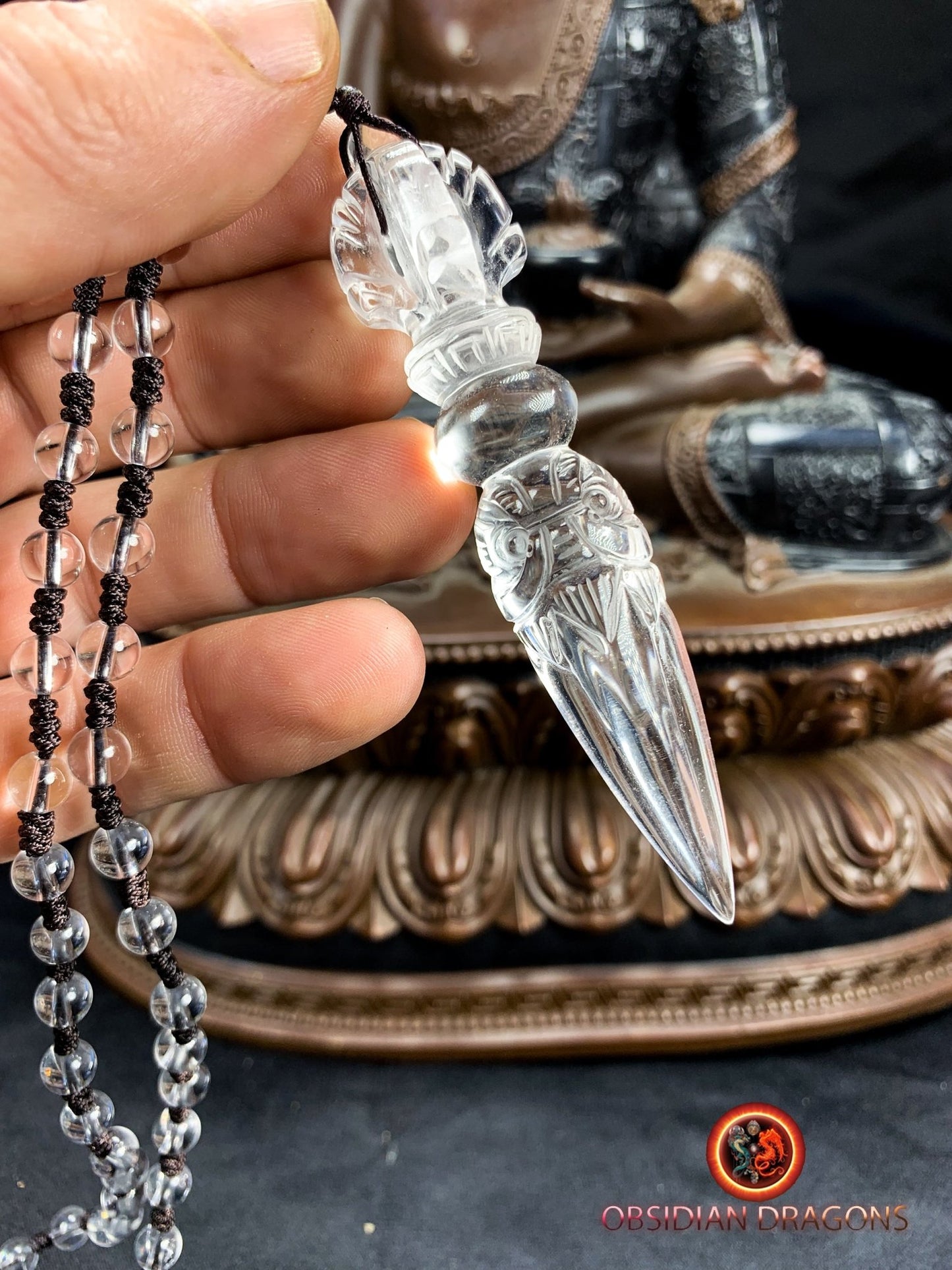 Pendentif dague phurba en cristal de roche, bouddhisme vajrayana. Dague rituelle pour chasser les démons - obsidian dragon