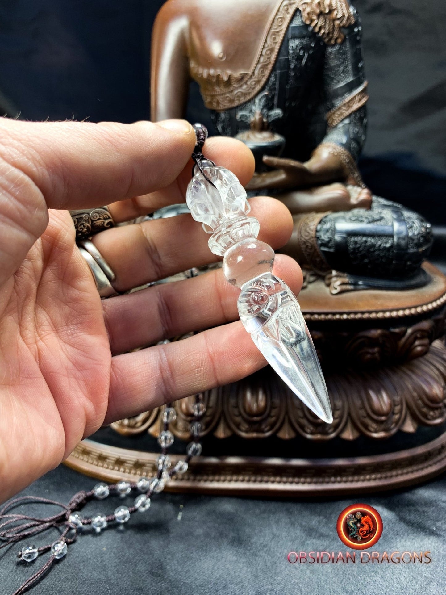 Pendentif dague phurba en cristal de roche, bouddhisme vajrayana. Dague rituelle pour chasser les démons - obsidian dragon
