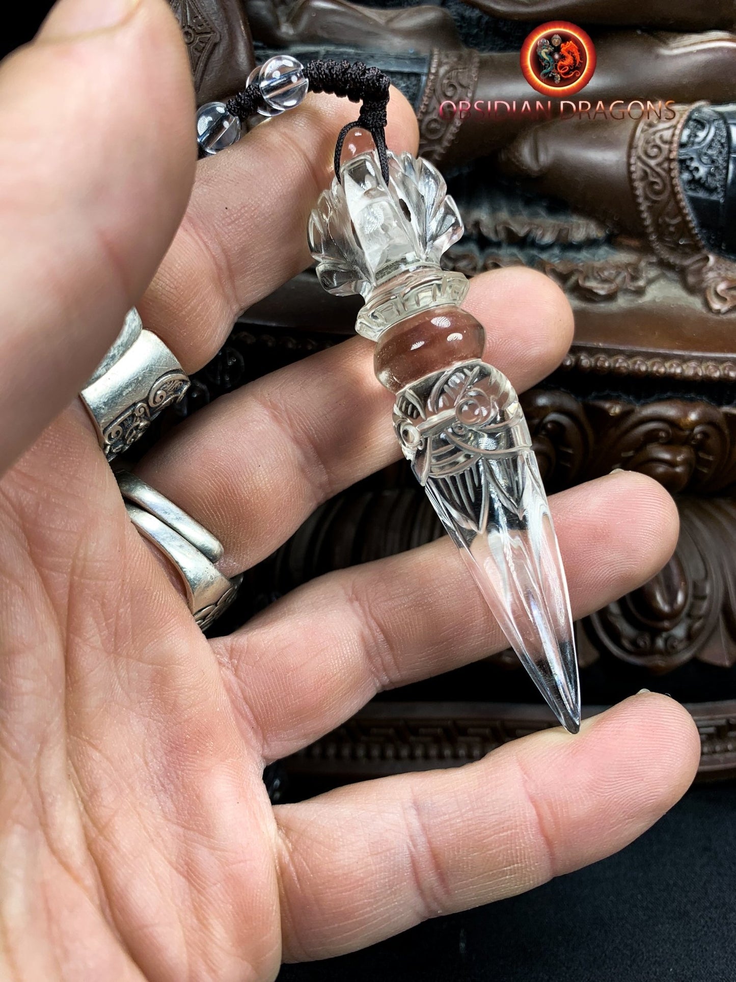Pendentif dague phurba en cristal de roche, bouddhisme vajrayana. Dague rituelle pour chasser les démons - obsidian dragon
