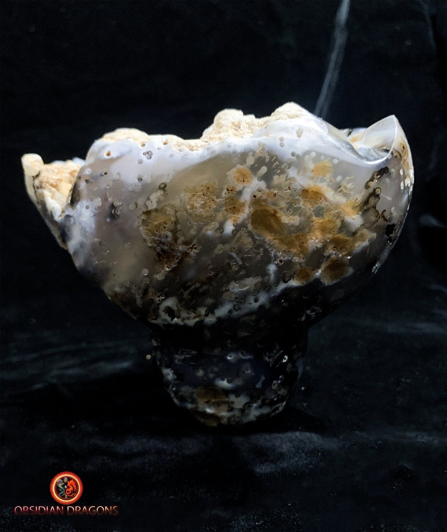 Crâne de cristal exceptionnel- Concrétions dans agate