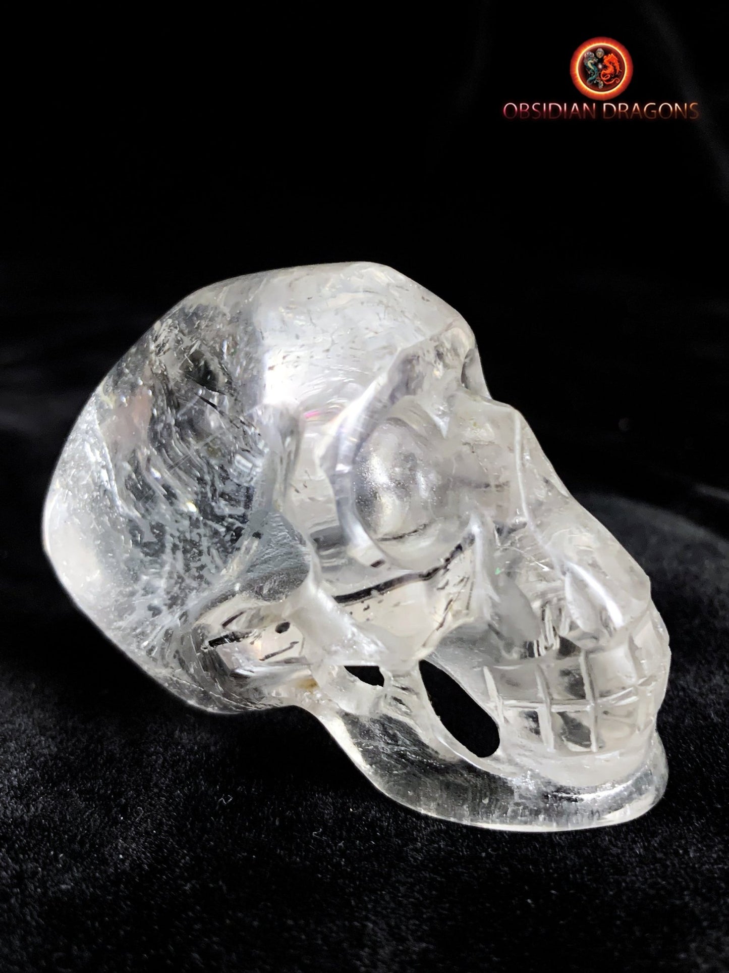 Petit crâne en cristal de roche- Inclusions de tourmaline