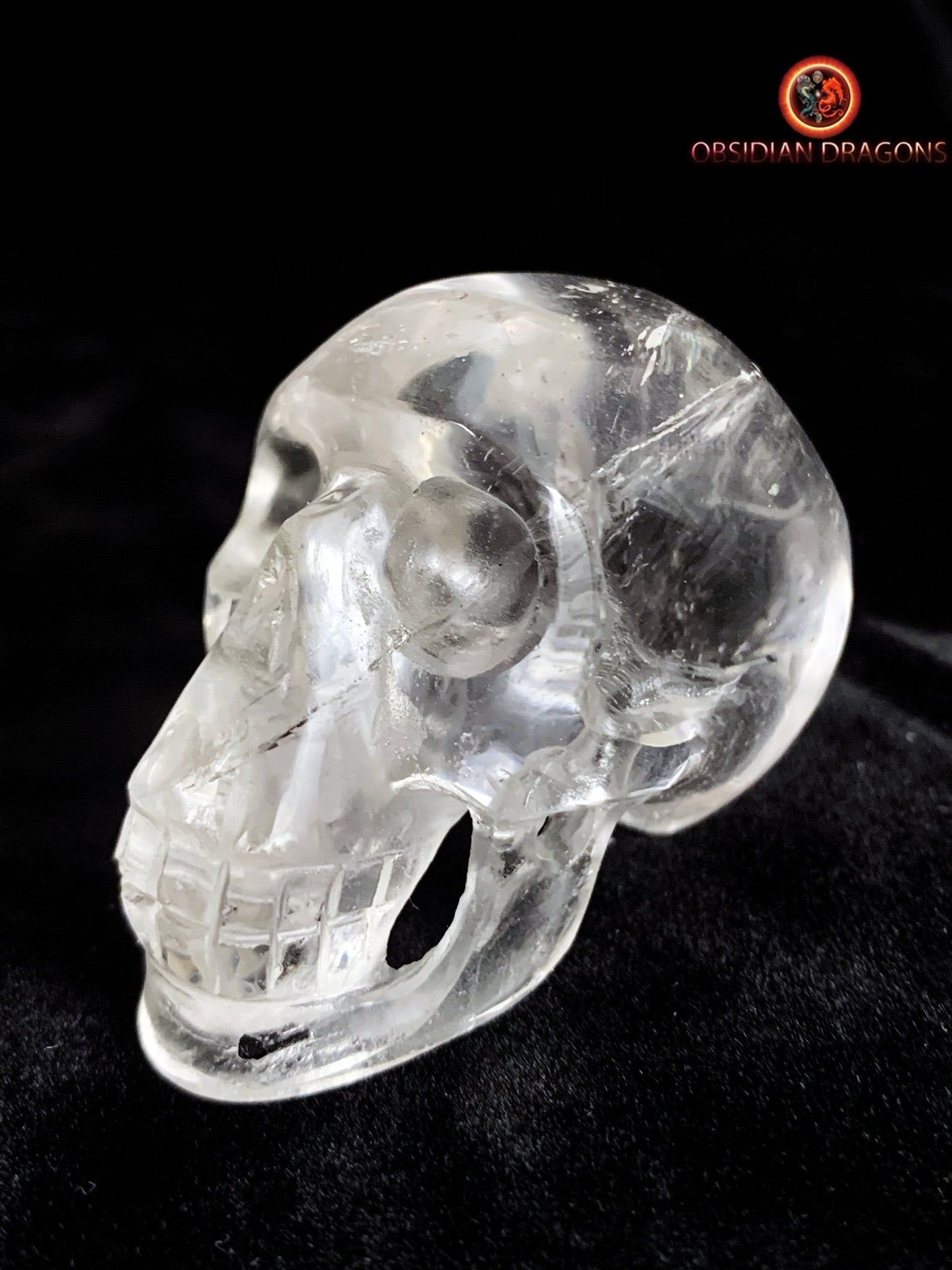 Petit crâne en cristal de roche- Inclusions de tourmaline