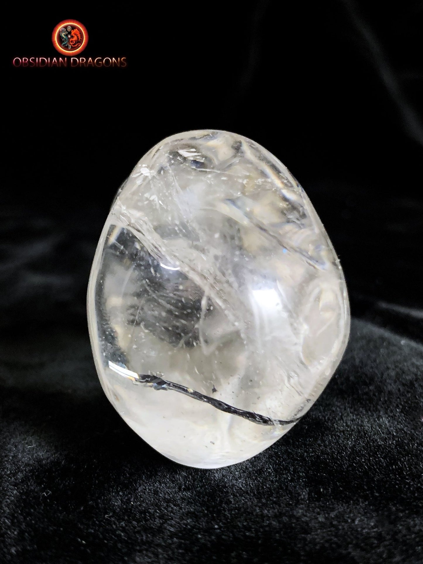 Petit crâne en cristal de roche- Inclusions de tourmaline