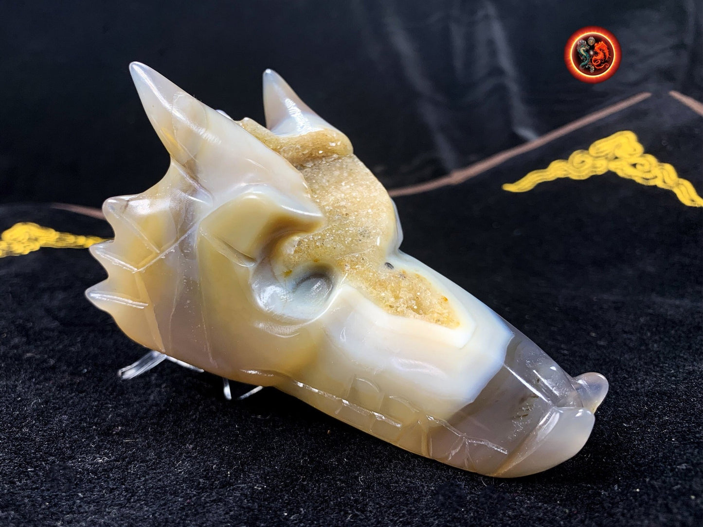 crane de dragon en cristal. Dragon sculpté a la main dans une geode de quartz sur gangue de cristal de roche et d'agate. Piece unique - obsidian dragon