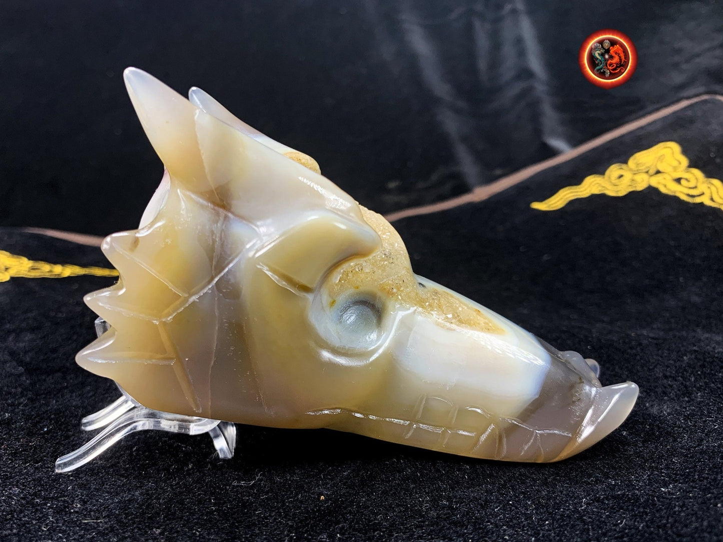 crane de dragon en cristal. Dragon sculpté a la main dans une geode de quartz sur gangue de cristal de roche et d'agate. Piece unique - obsidian dragon