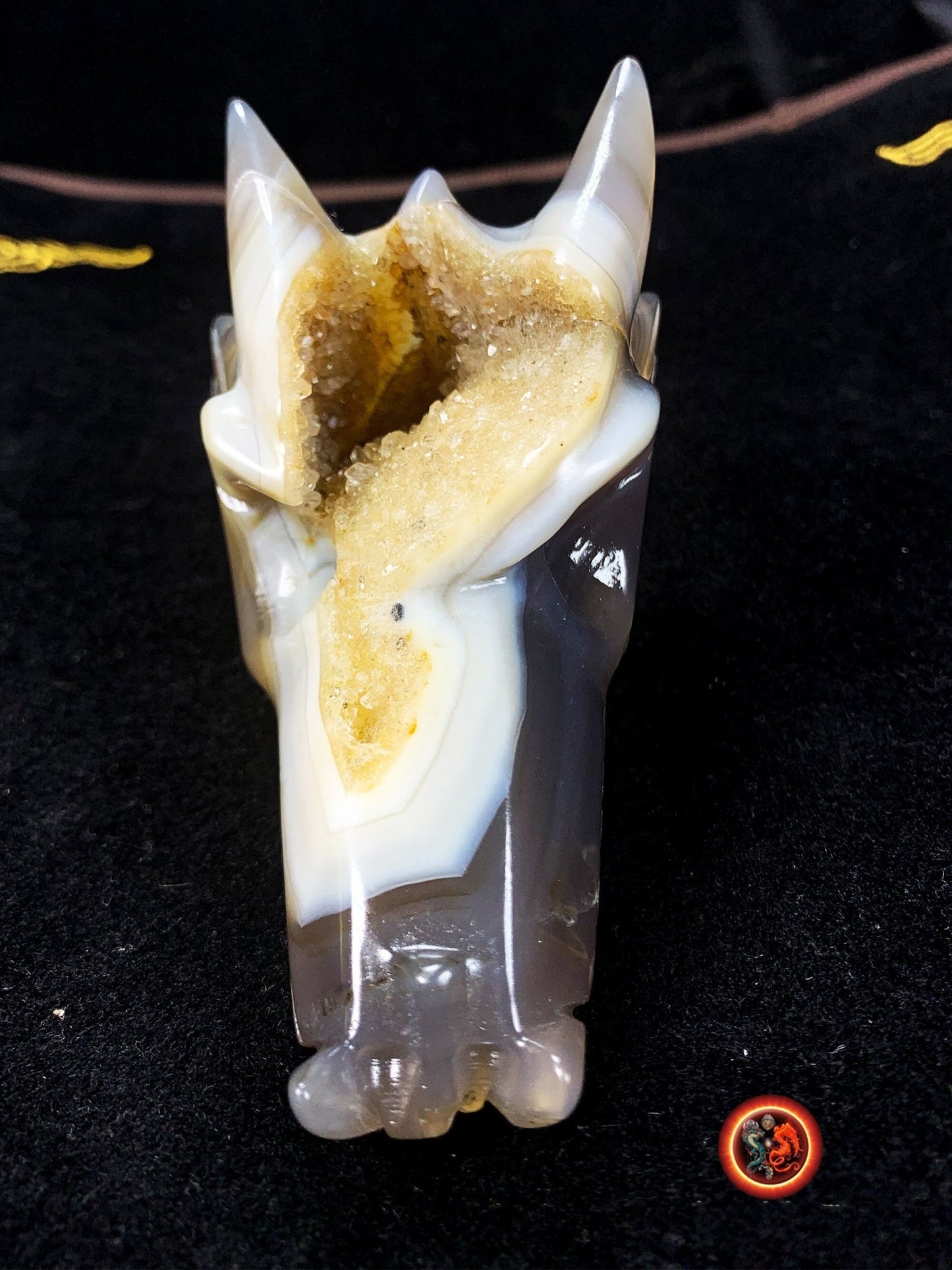 crane de dragon en cristal. Dragon sculpté a la main dans une geode de quartz sur gangue de cristal de roche et d'agate. Piece unique - obsidian dragon