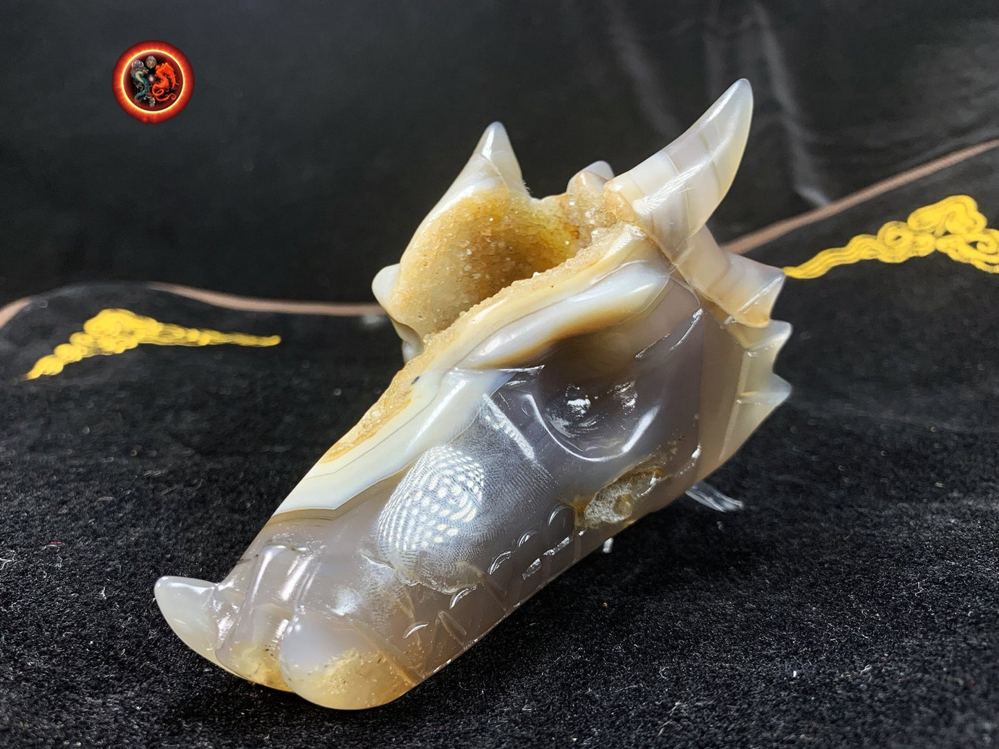 crane de dragon en cristal. Dragon sculpté a la main dans une geode de quartz sur gangue de cristal de roche et d'agate. Piece unique - obsidian dragon