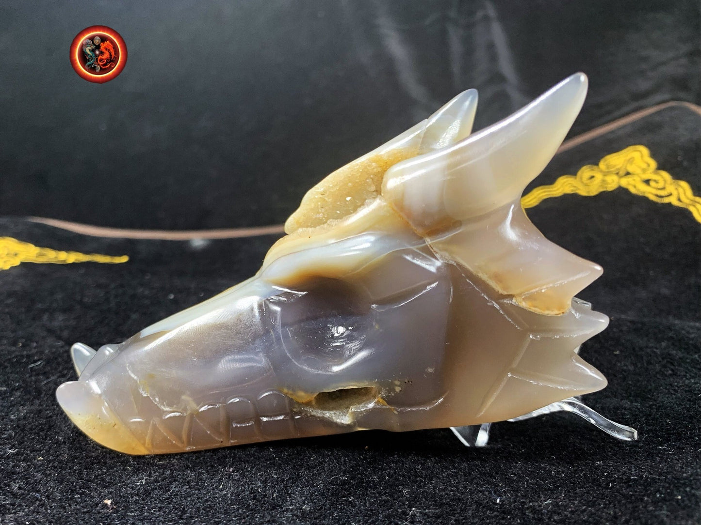 crane de dragon en cristal. Dragon sculpté a la main dans une geode de quartz sur gangue de cristal de roche et d'agate. Piece unique - obsidian dragon