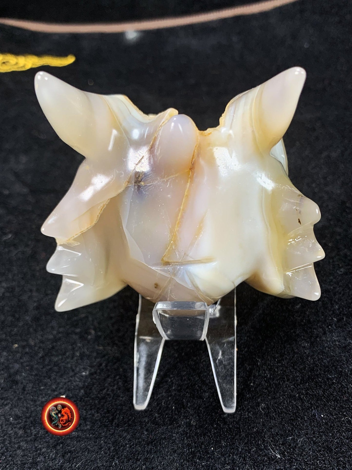 crane de dragon en cristal. Dragon sculpté a la main dans une geode de quartz sur gangue de cristal de roche et d'agate. Piece unique - obsidian dragon