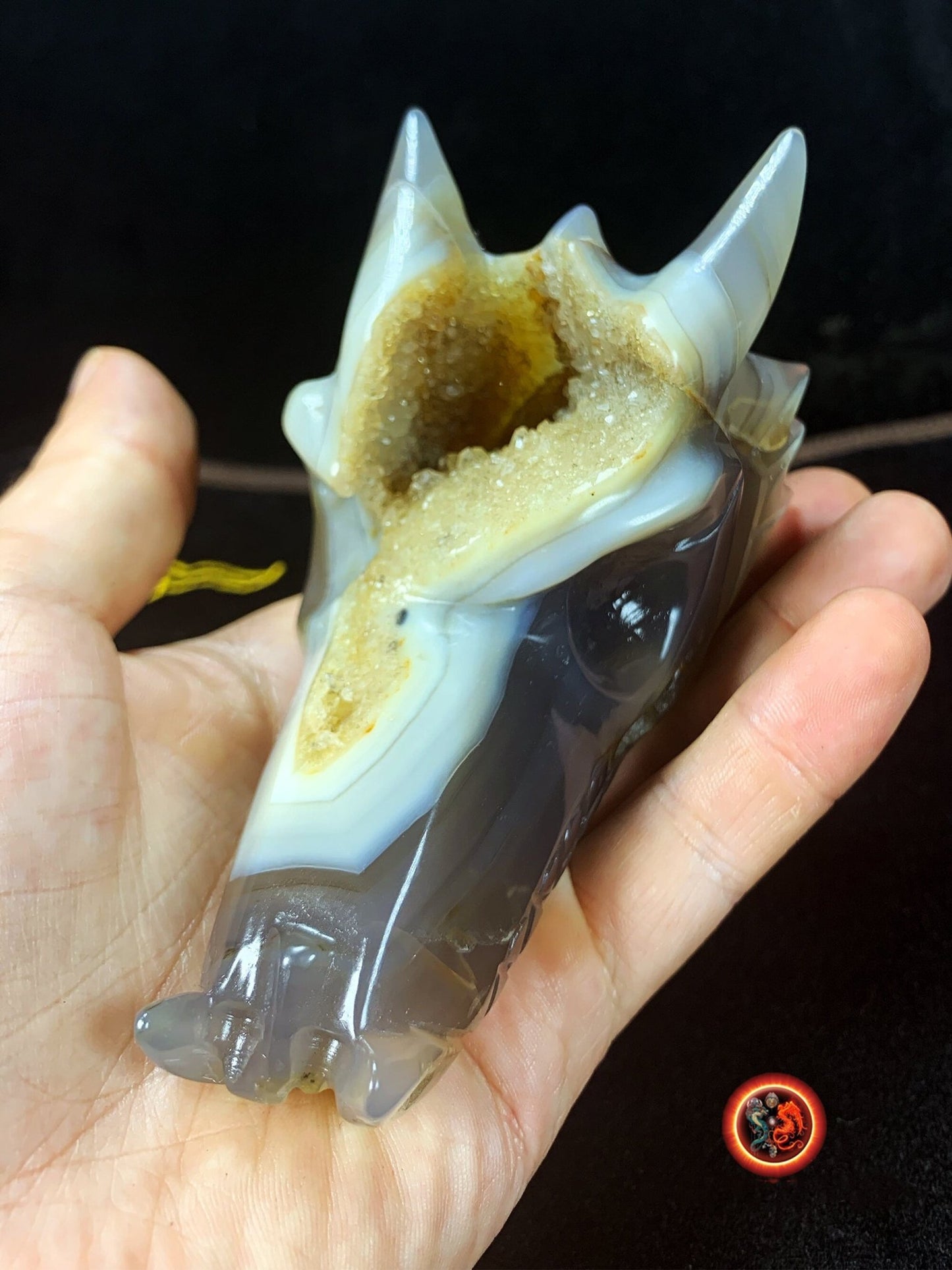 crane de dragon en cristal. Dragon sculpté a la main dans une geode de quartz sur gangue de cristal de roche et d'agate. Piece unique - obsidian dragon