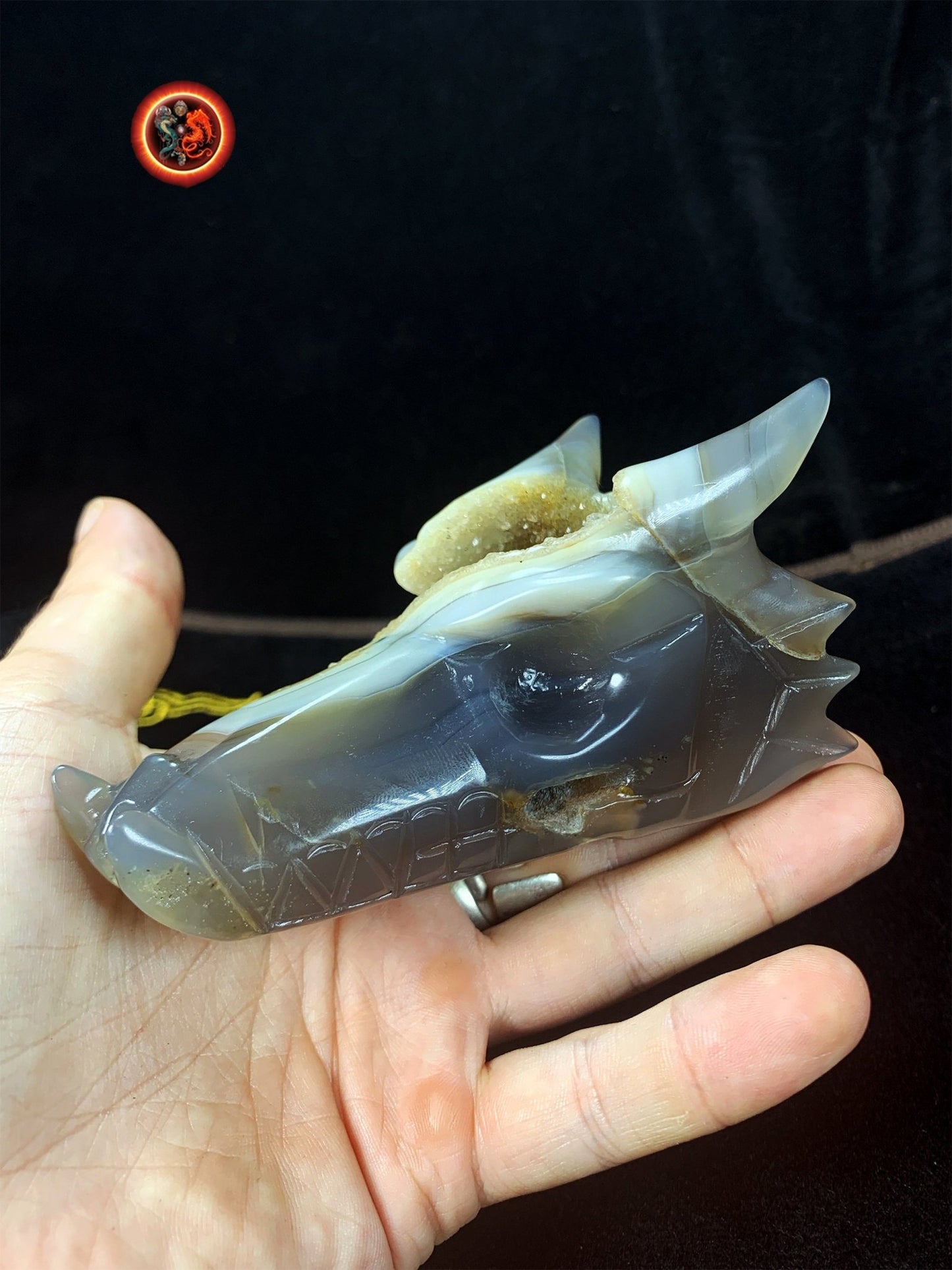 crane de dragon en cristal. Dragon sculpté a la main dans une geode de quartz sur gangue de cristal de roche et d'agate. Piece unique - obsidian dragon